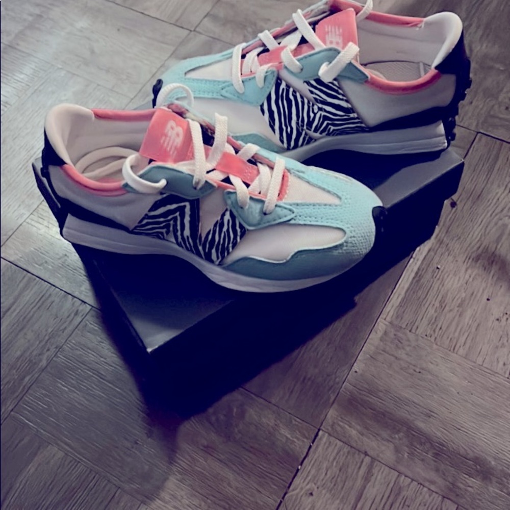 This sneaker was worn a few time to small for my daughter in good condition